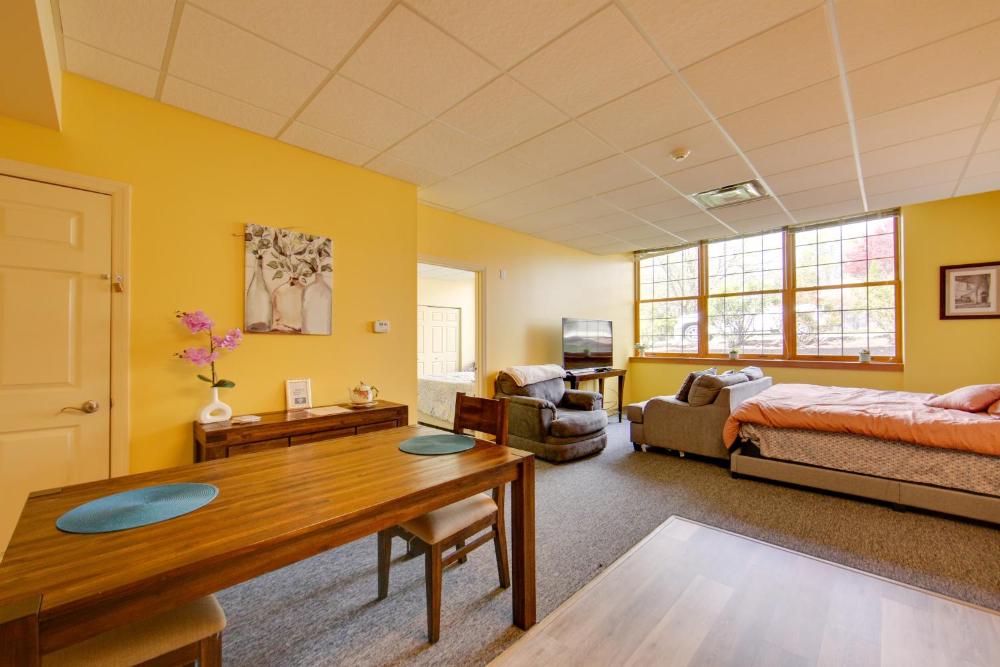 New Kensington Apt Near Parks Pets Welcome!